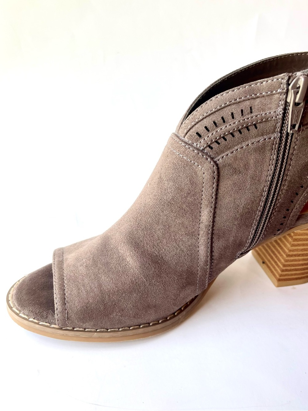Sonoma Suede Peep-Toe Block Heel Ankle Bootie - Taupe Size 7.5 - Picture 7 of 11